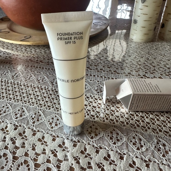 Merle Norman Foundation Primer Plus SPF 15 - Classic White - Picture 2 of 3